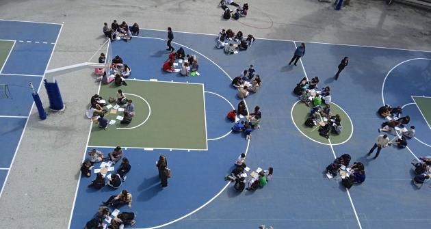 Η στ’ τάξη εκτελεί το πείραμα του Ερατοσθένη Η στ’ τάξη εκτελεί το πείραμα του Ερατοσθένη